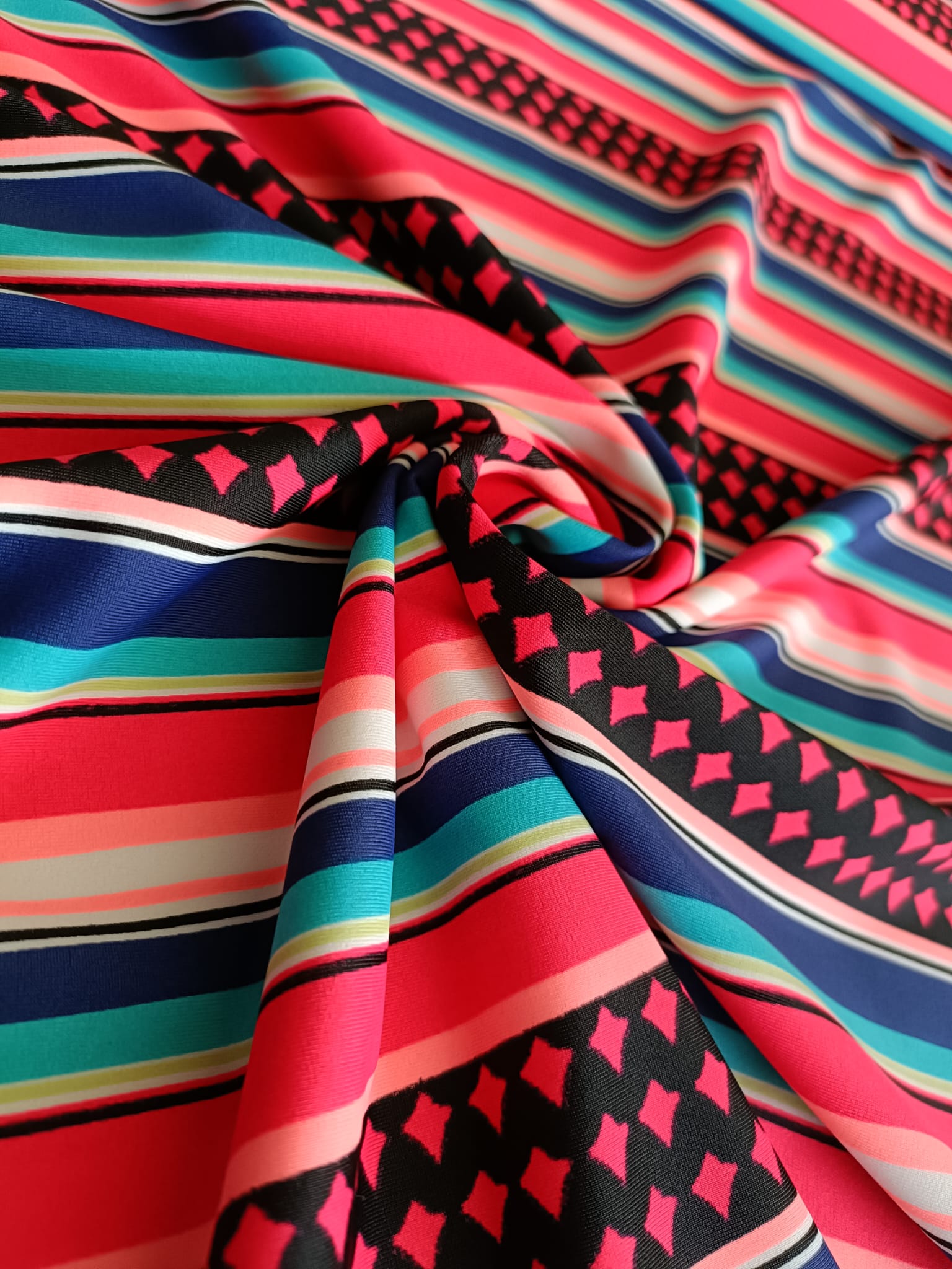 Lycra - Righe multicolor - Tessuto per costumi da bagno – Giolà Tessuti  delle Meraviglie