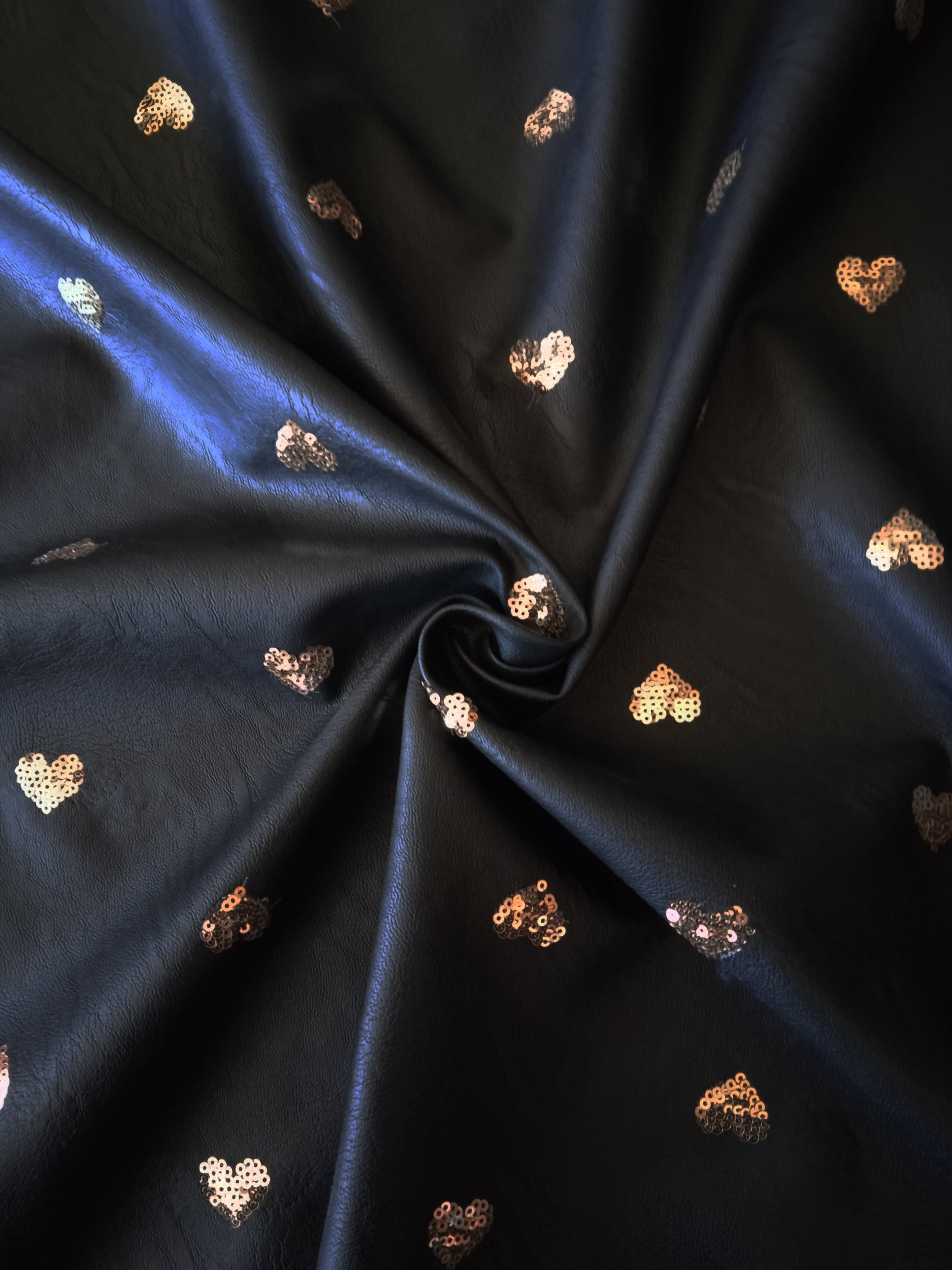 Similpelle nera con cuori paiettes dorati - 12,90 al metro – Giolà Tessuti  delle Meraviglie