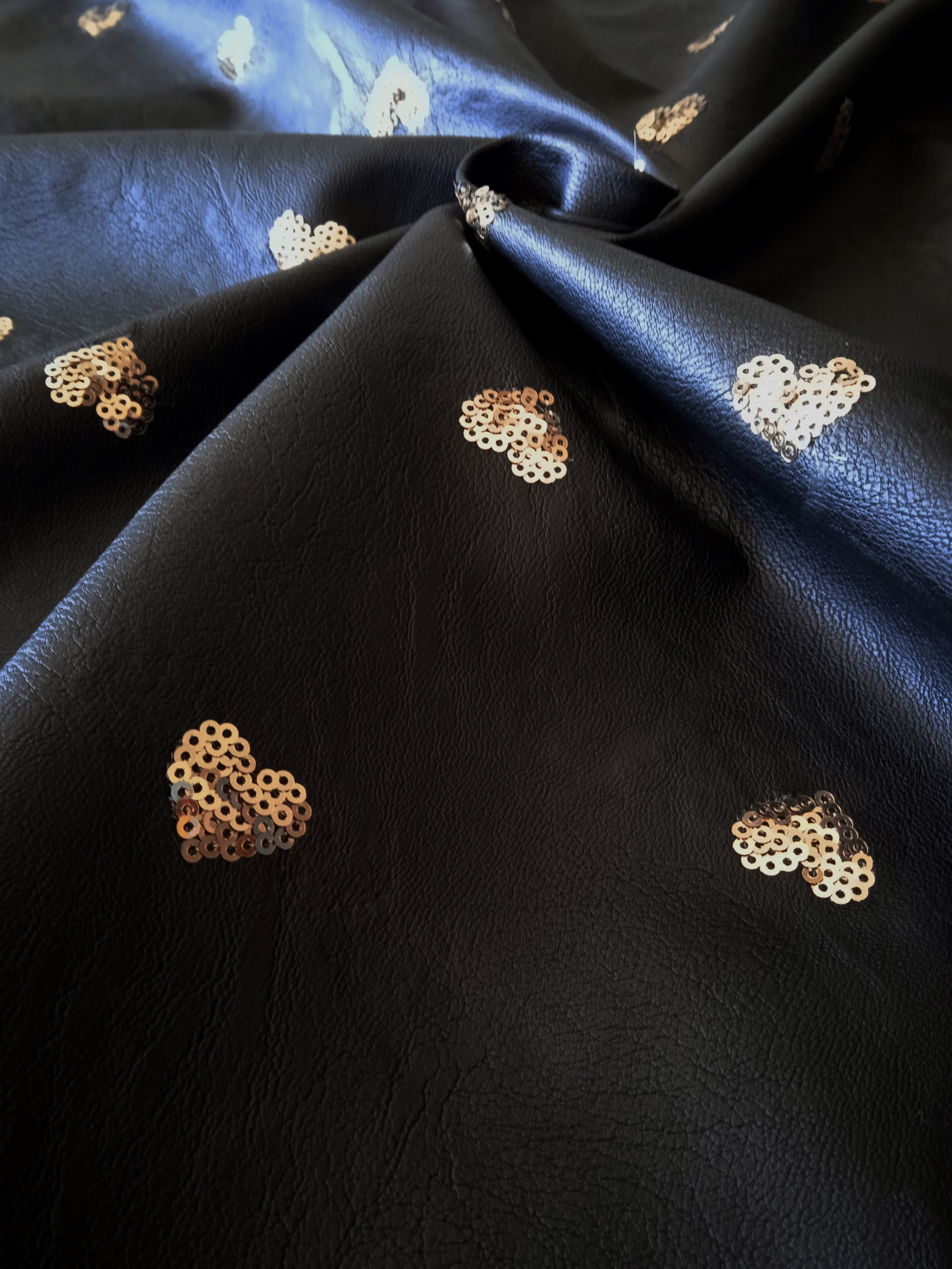 Similpelle nera con cuori paiettes dorati - 12,90 al metro – Giolà